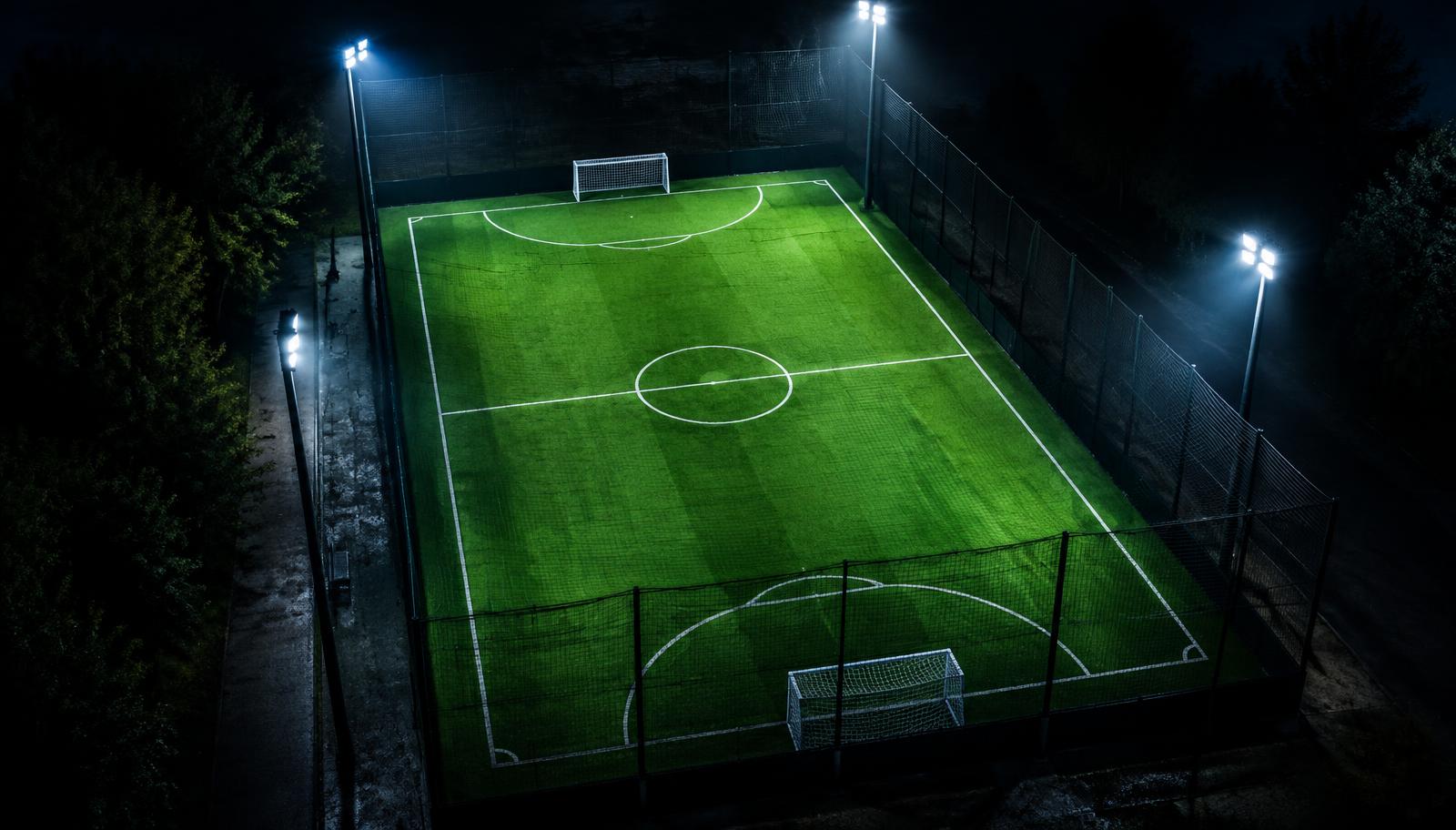 Campo society da Arena R5 iluminado à noite